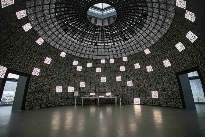 Парк зарядье крыша. Большой амфитеатр парка зарядье. Информационный павильон купол зарядье. Парк купол. Парк зарядье павильон купол.