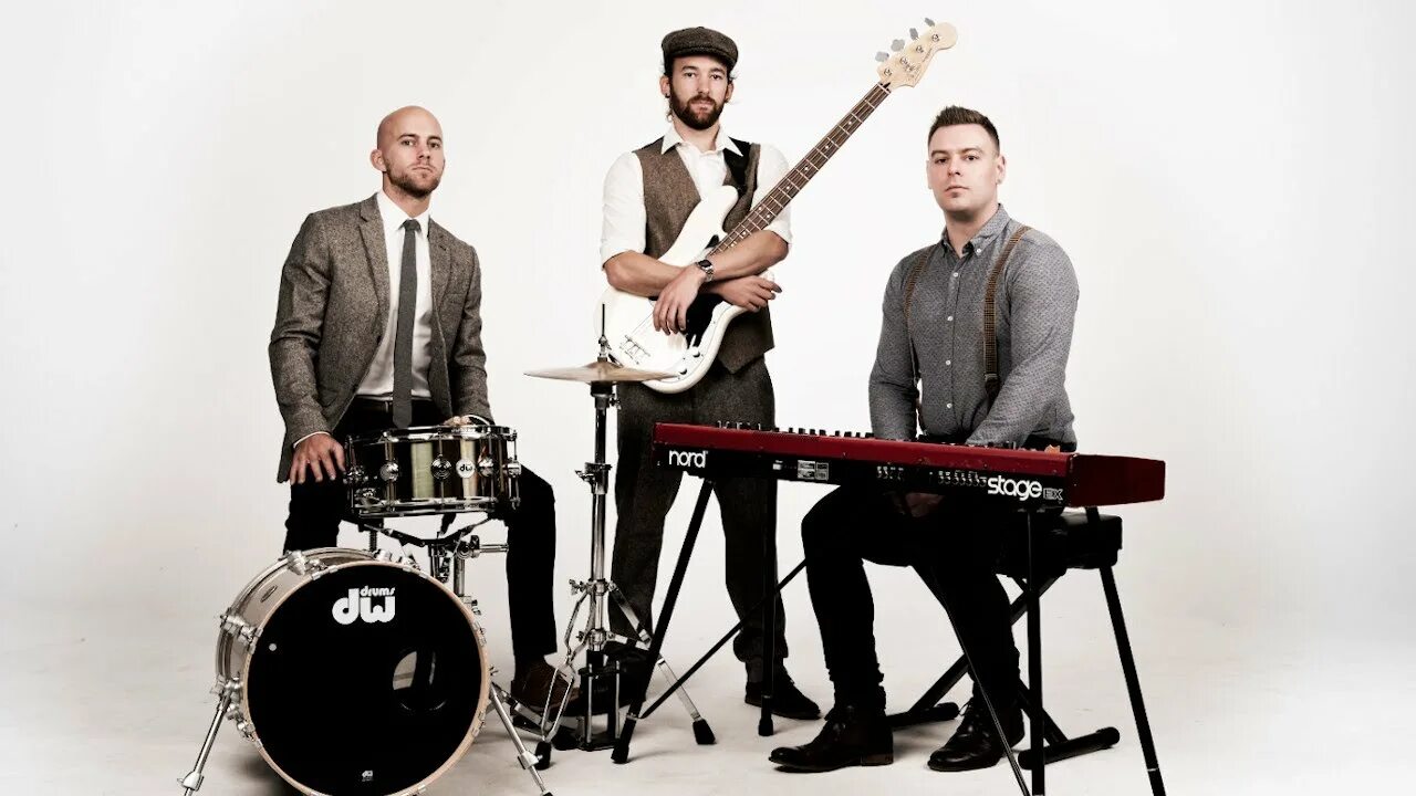 Дом молодежи мьюзик. Musical band playing вертикальное фото. Кавер группа stark band. Кавер бэнд аккорд обложка. Нижегородская кавер группа.