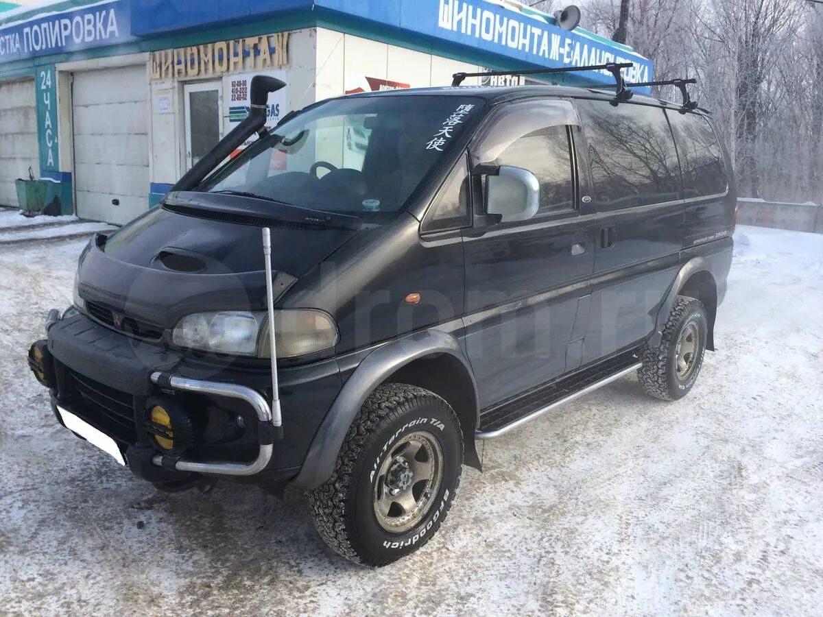 Купить делику в хабаровске. Мицубиси Делика 1997. Mitsubishi Delica 1997 года. Митсубиси Делика р25w в зеленом цвете. Митсубиси Делика р25w в зеленом мате.