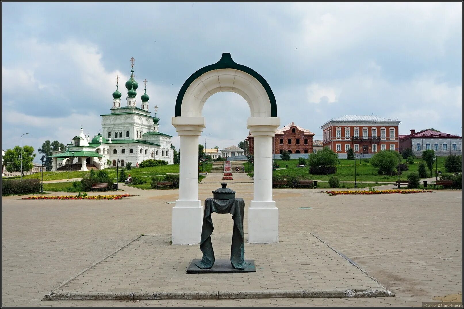 Соликамск большой город. Город Соликамск Пермский край. Соликамск памятник хлеб соль. Достопримечательности Соликамска Пермский край. Памятники города Соликамска.