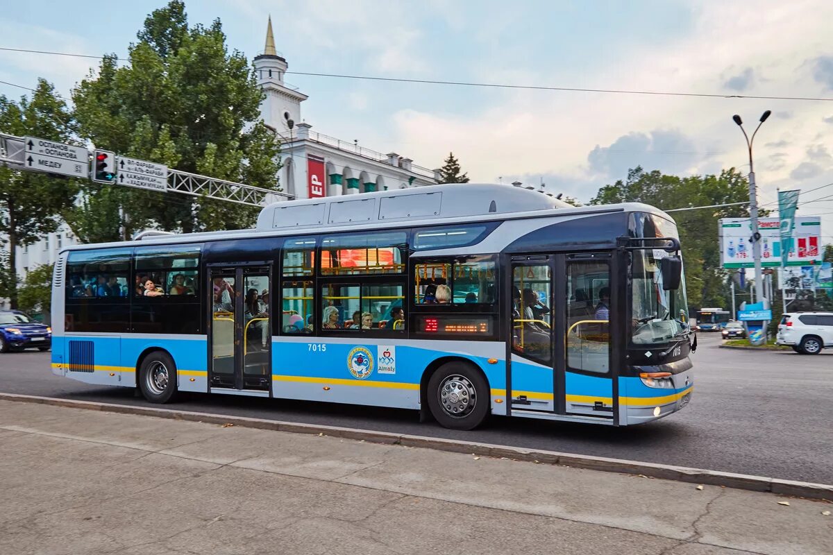 Zhong tong bus lck6125h. пассажирский автобус. транспорт по улице кунаева. общественный транспорт алматы. китайские автобусы.
