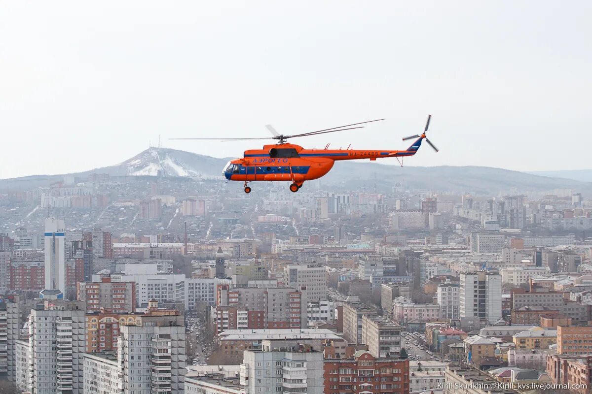Вертолет над городом. Полет на вертолете над Москвой. Красный вертолет. Красный вертолет над Москвой.