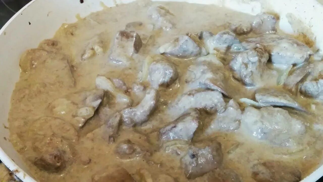 Как вкусно приготовить печень куриную с подливкой. Печёнка с подливкой со сметаной. печёнка куриная в сметане с луком. печень в сметане с луком на сковороде. куриная печень в сметанном соусе на сковороде.