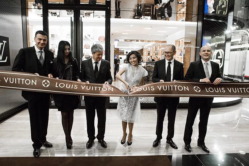 Louis vuitton алматы. Louis vuitton цум. Louis vuitton almaty. Горбачев в рекламе луи виттон реклама. Louis vuitton almaty.