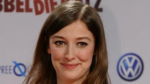 Шұлық киген әйел өзінің кискасын көрсетеді