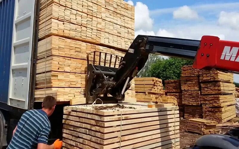 Погрузка лесоматериалов в вагоны. Погрузка пиломатериалов в фуру. Погрузка пиломатериалов. Перевезти пиломатериал. 38 кубов еврофура.