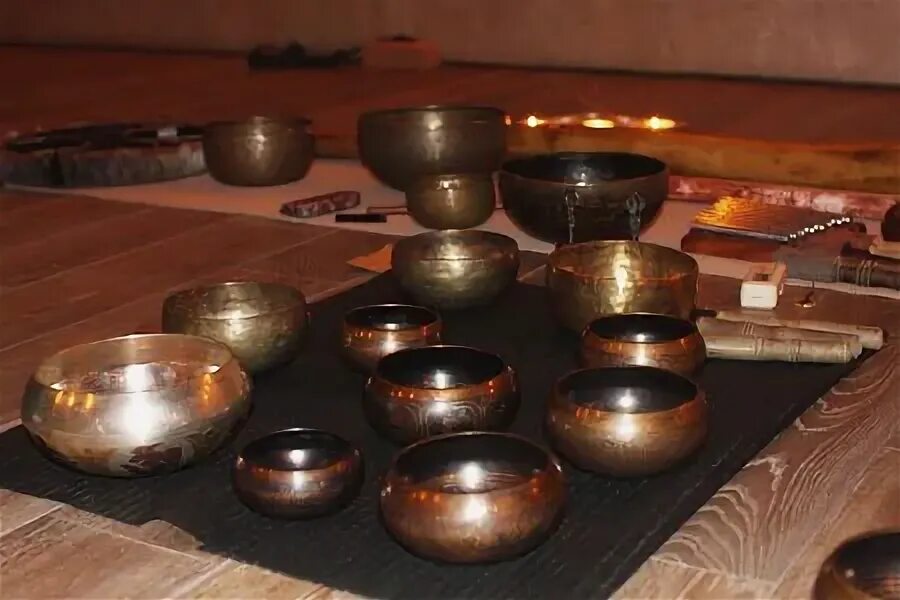 Флейта и тибетская чаша. Тибетская чаша из 8 металлов. Тибетские чаши и шаль. Тибетские чаши в бани.