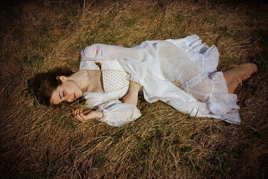 спящие красавицы сергея маршенникова. кровать для девочки. спящие сарафан. спящие сарафан. девушка в сарафане на природе.