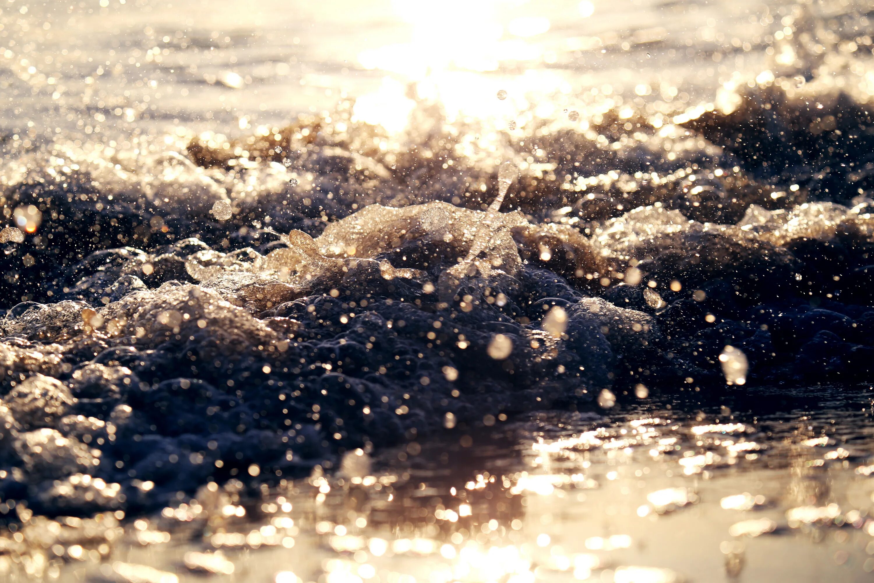 Всплеск воды. Сияние воды. Песок сквозь воду. Сквозь воду.