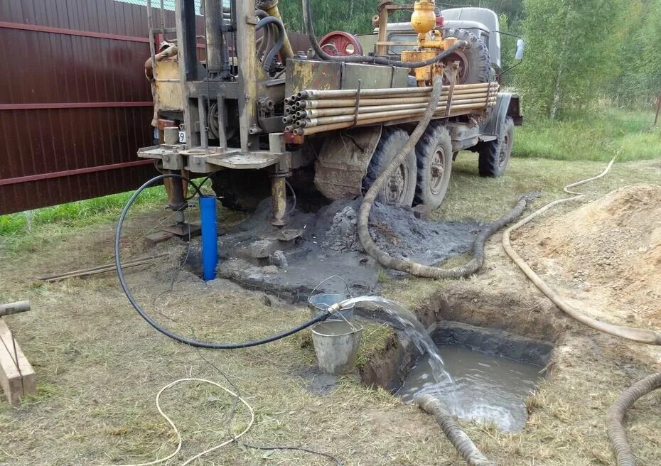 Бурение вода пермь. Бурение скважин на воду УРБ 2а2. ЗИЛ 131 скважина. Бурение скважин Псков Буран. Бурение скважины на даче.