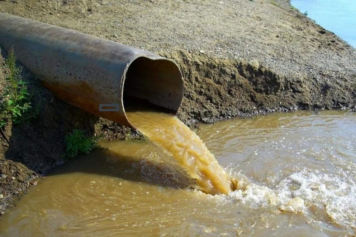 Отходы сливаемые в реки. Загрязнение воды. Загрязнение рек сточными водами. Сток канализации. Сброс сточных вод в канализацию.