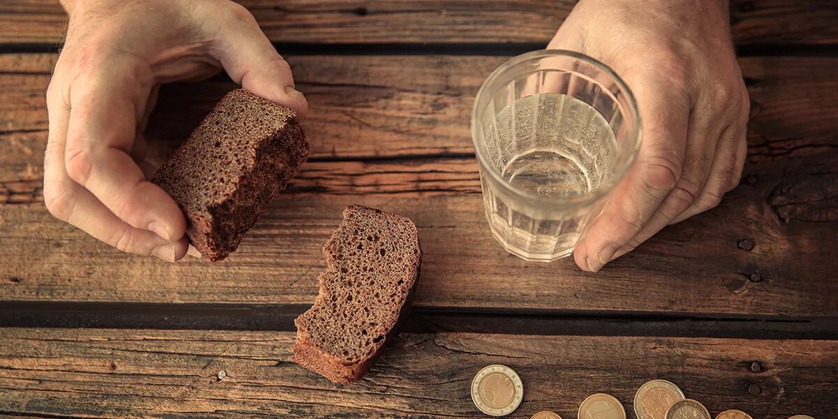 Воды и хлеба дай. Хлеб и вода. Перебиваться с хлеба на воду. Стакан воды и хлеб. Стакан с хлебом.