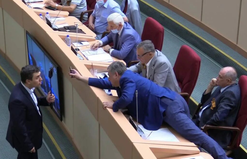 Депутаты гос думы фед собрания рф. Пенсионеры в госдуме. Депутаты спорят. Представители госдумы. Сенаторы и депутаты государственной думы.