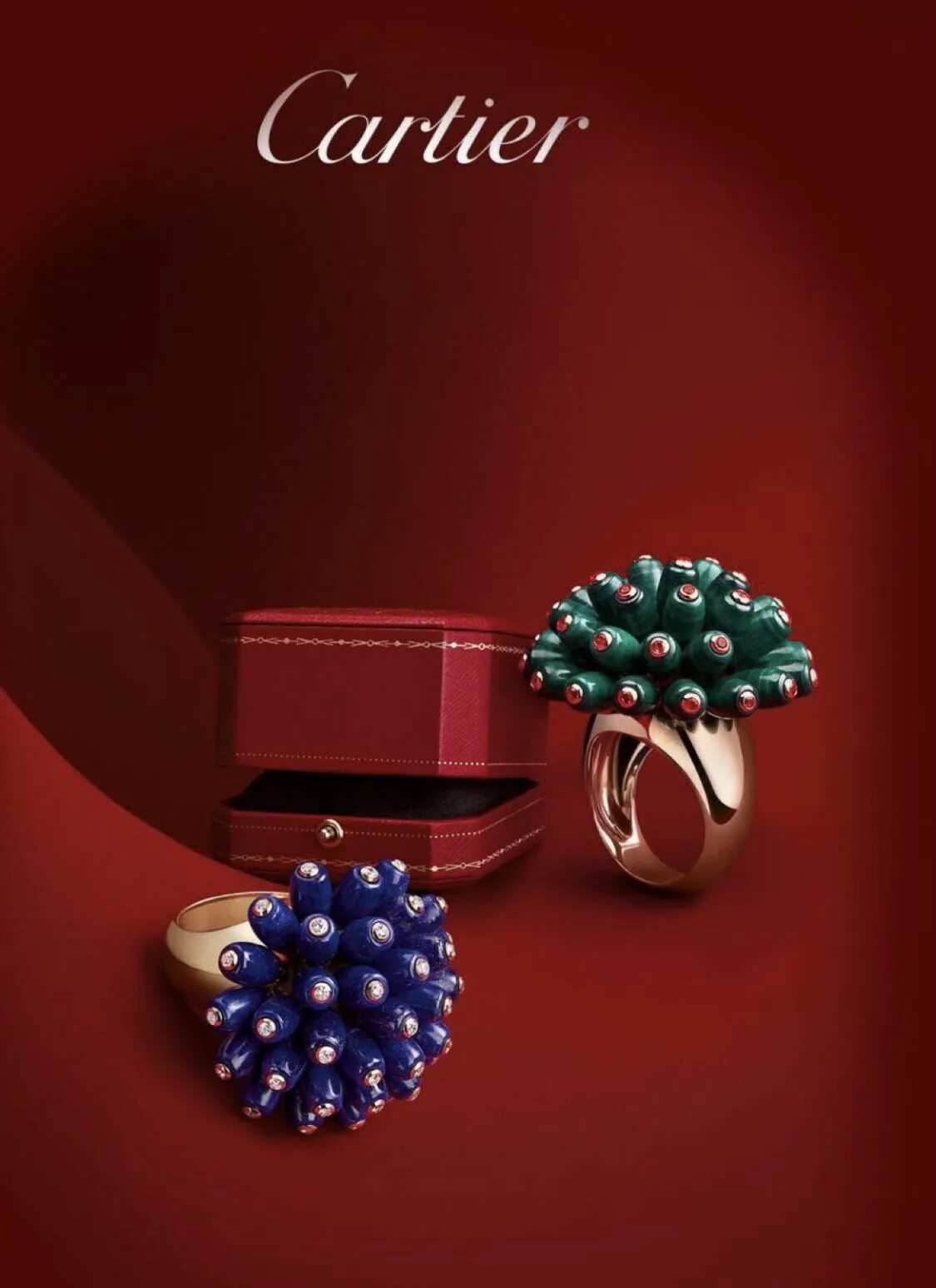 Украшения луи картье. Ювелирные украшения на красном фоне. Реклама часов картье. Картье ювелирные украшения логотип. Наружная реклама cartier.