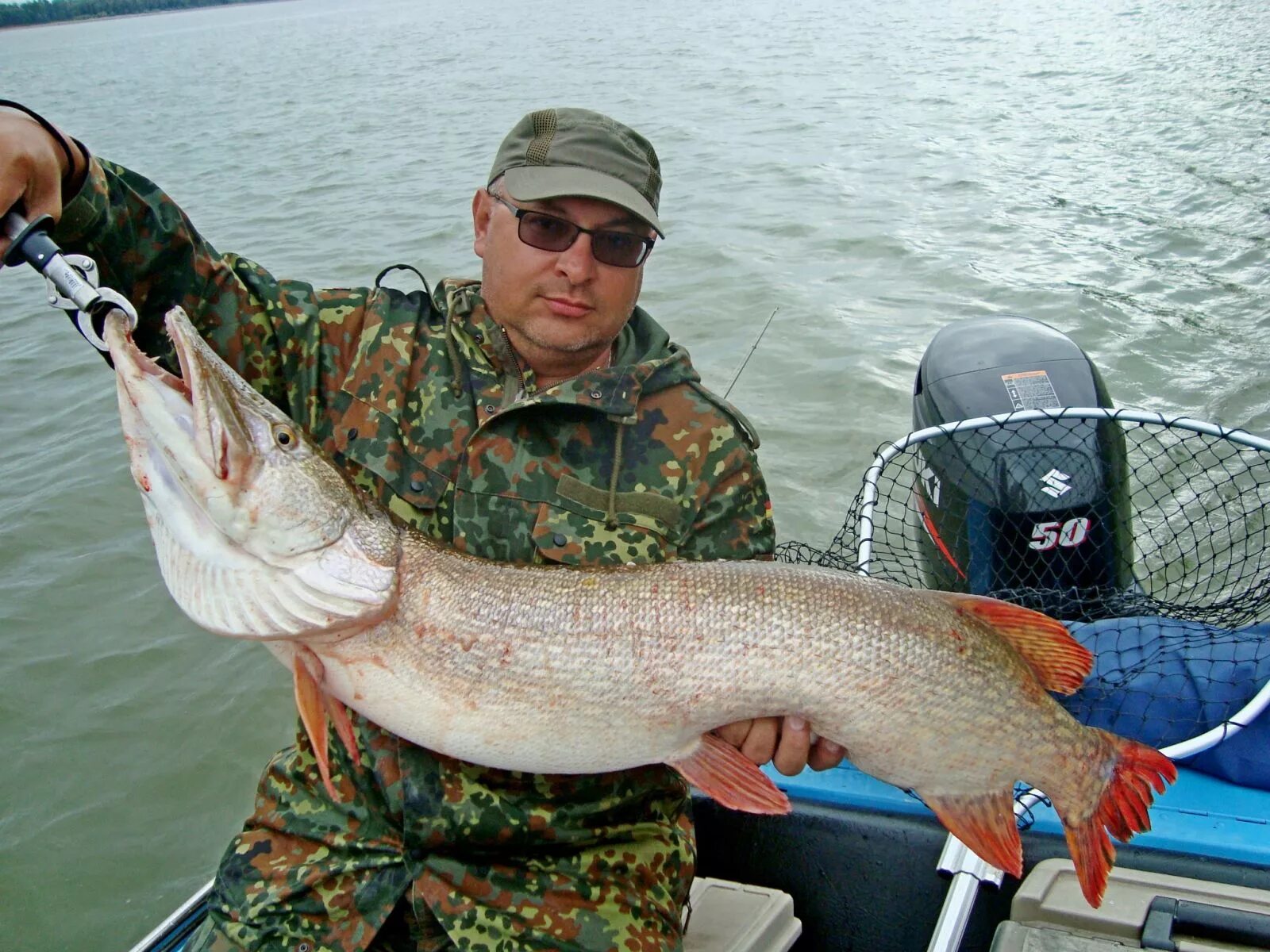 чел с большой рыбой в руках. большой сазан. рыбак с рыбой. мужчина рыбы. самый большой карась.