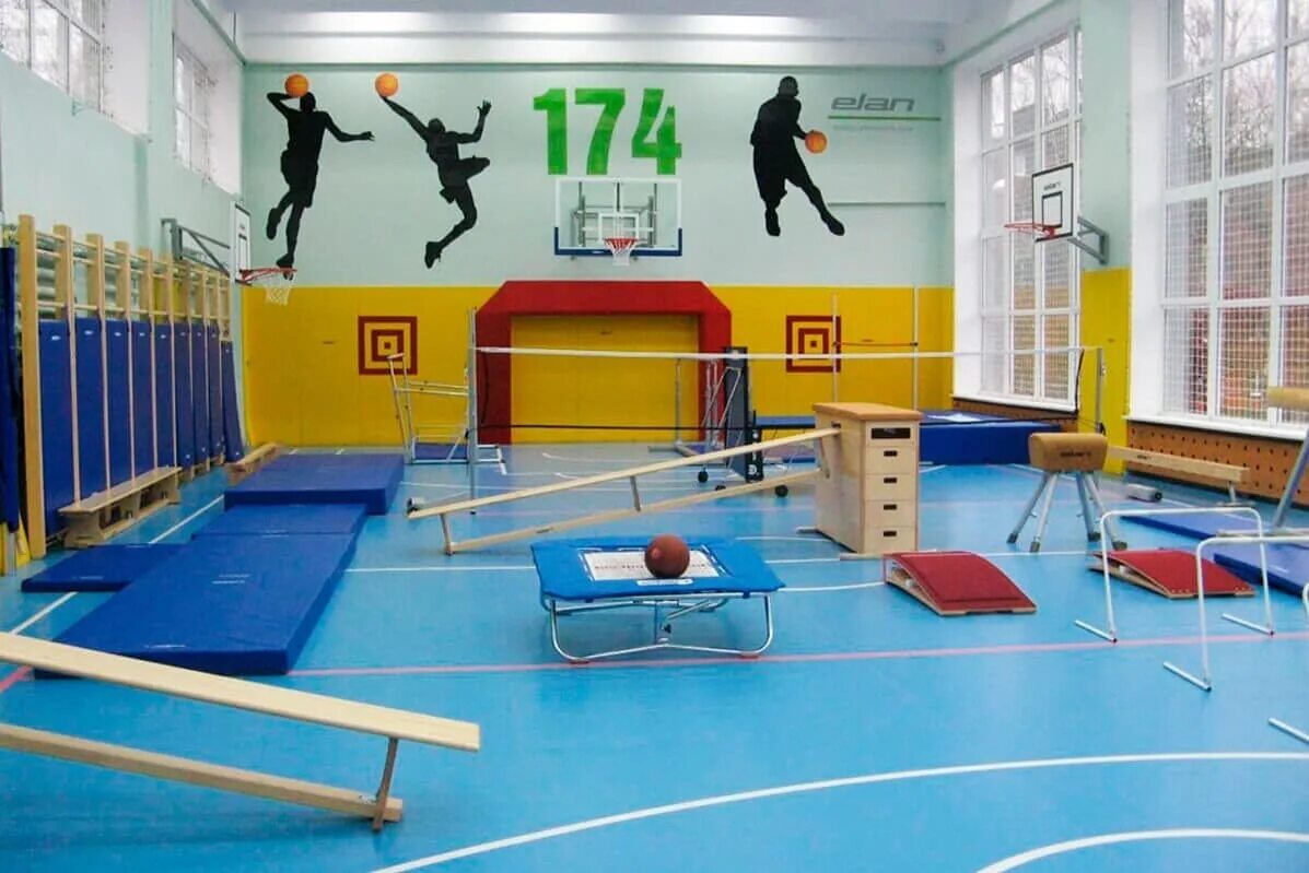 Спортивный зал. Современный спортивный зал в школе. Спортивный зал. Спортивный инвентарь в школе. Спортивное оборудование и инвентарь.
