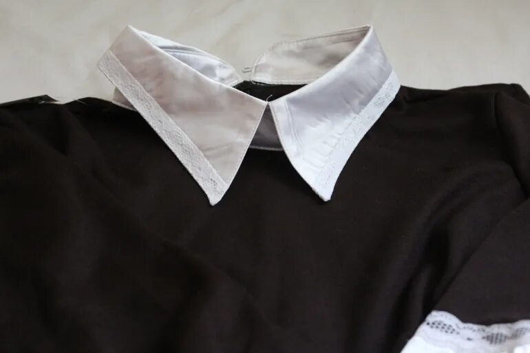 стирка воротников. одежда в стиральной машине. выцветшая черная одежда. как отбелить черное платье. для стирки черного.