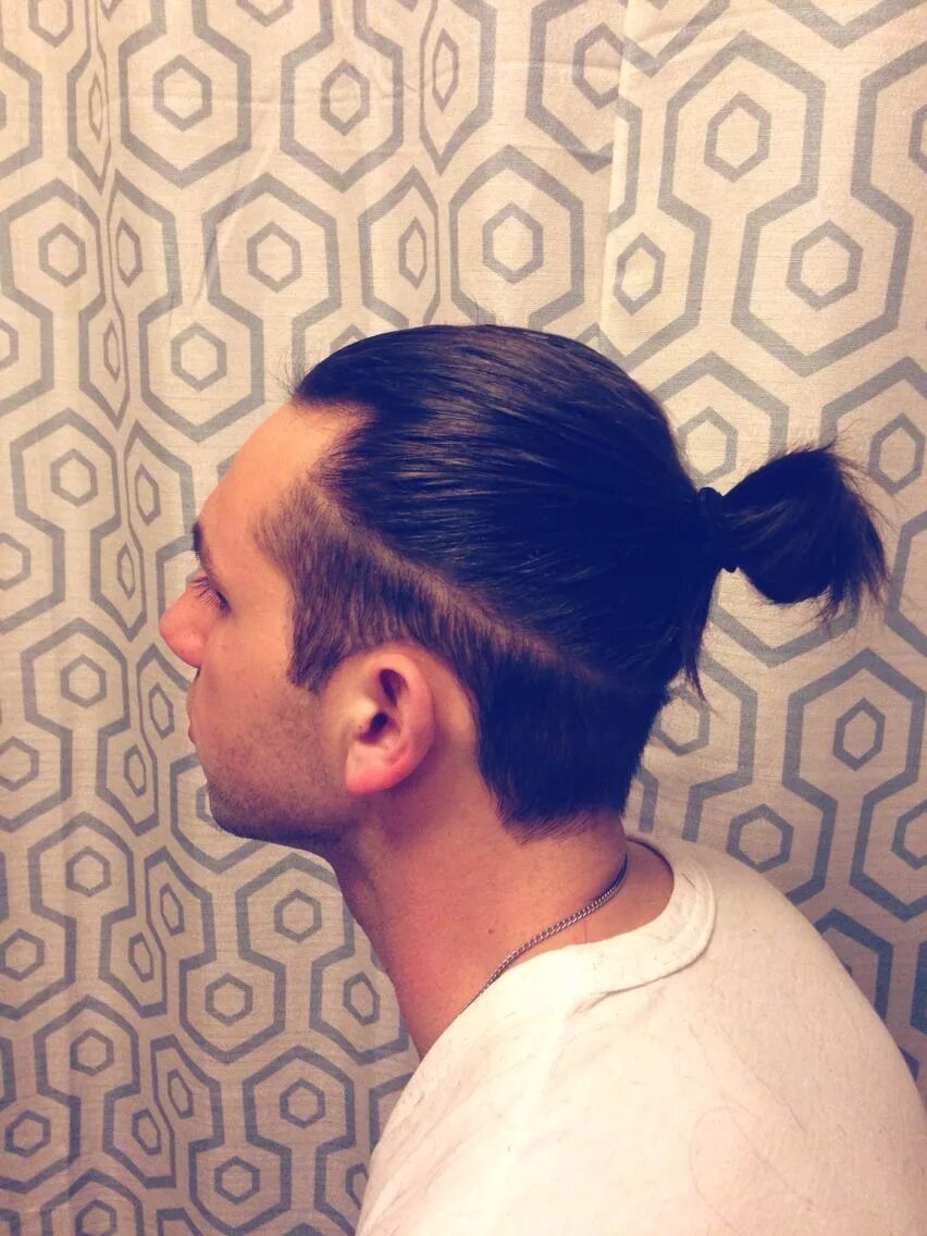 Длинные виски и затылок. Андеркат man bun. Man bun прическа Undercut. Стрижка man bun мужская андеркат. Стрижка андеркат кнот.