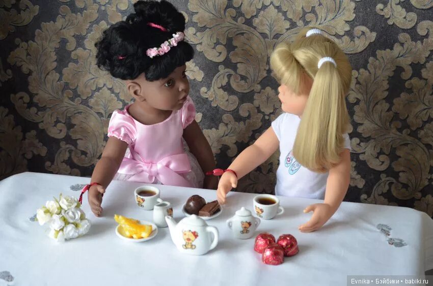 Лепка угощение для куклы младшая. Чаепитие с куклами. Угощение для кукол. У кукол чаепитие в детском саду. Куколка пьет чай.