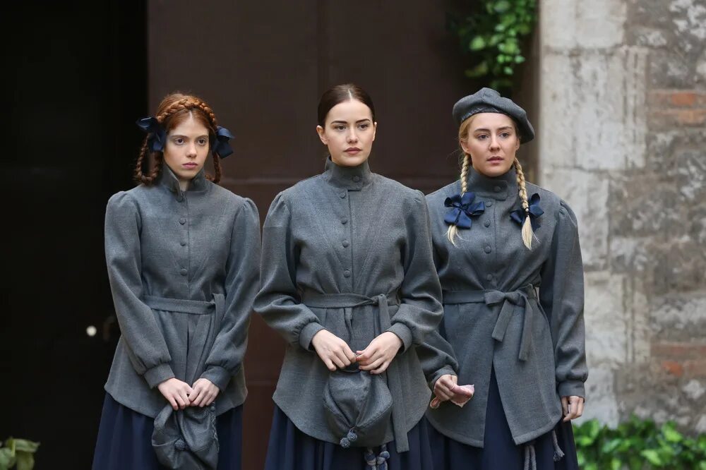 Королёк птичка певчая захиде эпизод. Захиде королек. Захиде королек. Неджмие королек птичка певчая. Ханде сорал королек птичка.