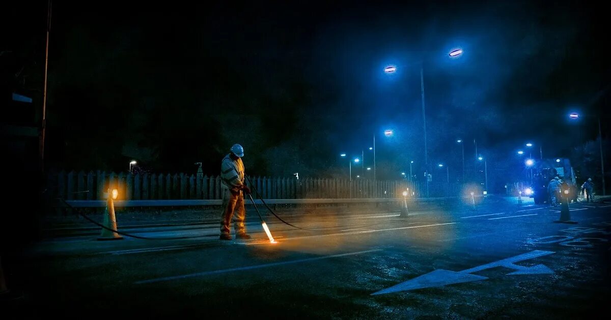 Night work s. мужчина с телефоном. Night work s. работник в ночном офисе. работа в офисе ночью.