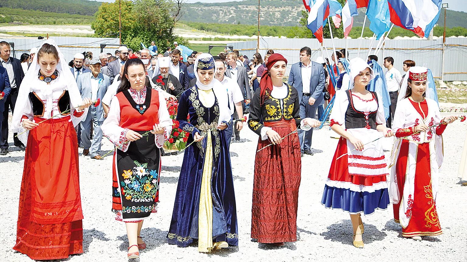 Многонациональный народ крыма. Млекопитающие горного крыма. Крымский татарин татарка нац одежда. Горные козлы в крыму. Ялтинский горно-лесной заповедник птицы.