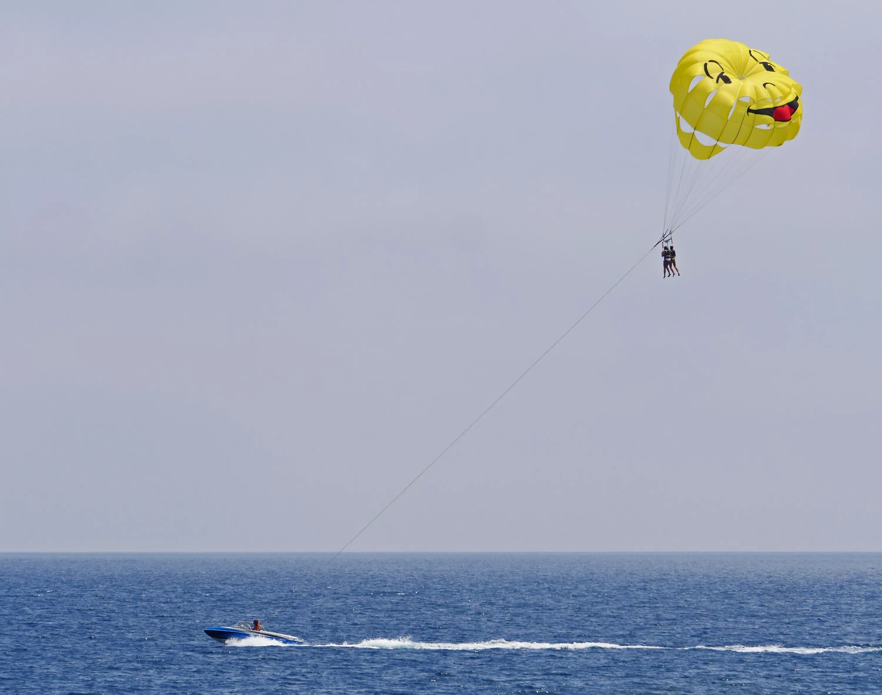 Fly holidays. Парасейлинг. Парасейлинг парашют в Турции. Парашют над морем. Летать на парашюте над морем.