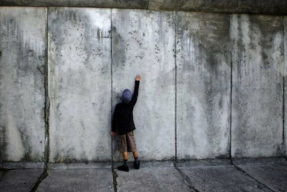 Человек у стены. Стена непонимания. Б с человеком простые фото. Человек около стены. Преграда на пути.