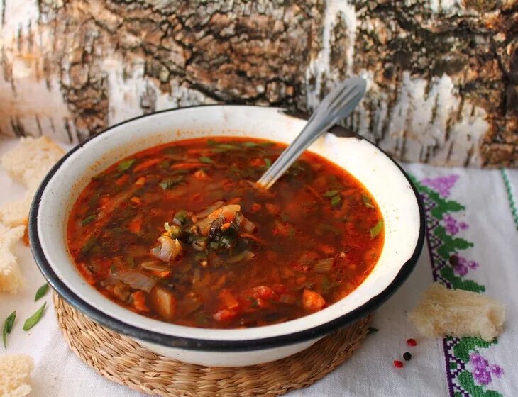 Суп из свекольной ботвы. Монастырская кухня борщ. борщ со свекольной ботвой. монастырские щи. щи на столе.