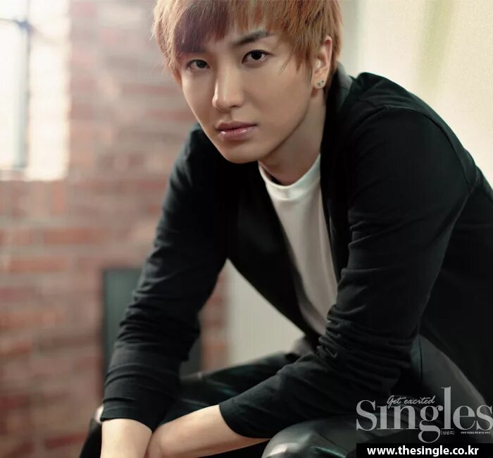 Super Junior Итук. Итхык корейский певец. Leeteuk super Junior собака. Хичоль из super Junior.