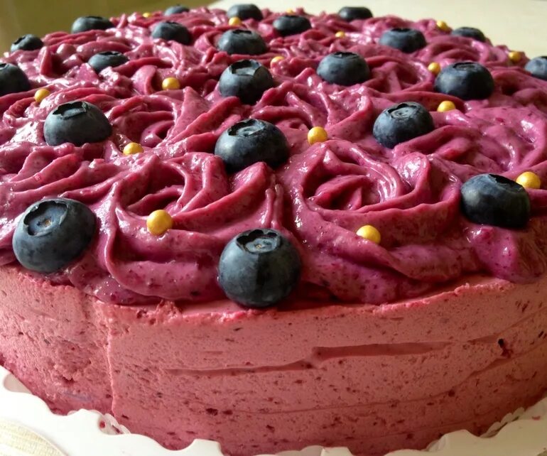 Украшение торта из смородины. Смородиновый пирог. Украшение торта смородиной. Торт из смородины рецепт. Черничный муссовый торт.