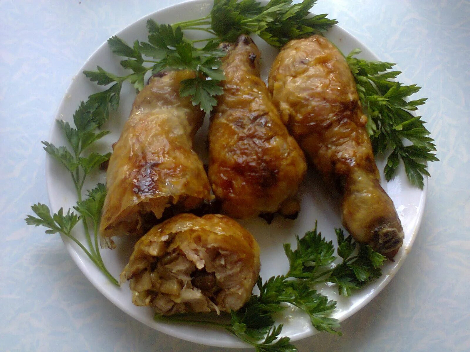 Голени с грибами. Куриные окорочка фаршированные. фаршированные куриные ножки. голень фаршированная куриная. куриные ножки фаршированные грибами.