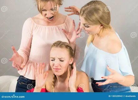 Две девки издеваются
