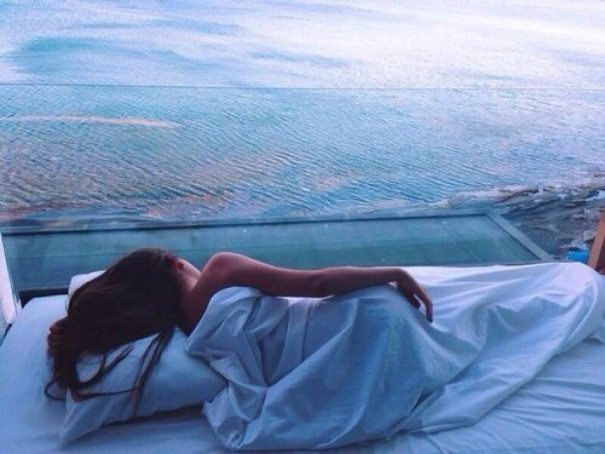 Спать на балконе. Девушка на берегу моря. Лежит на море. Постель в море. Фотосессия на матрасе на воде.