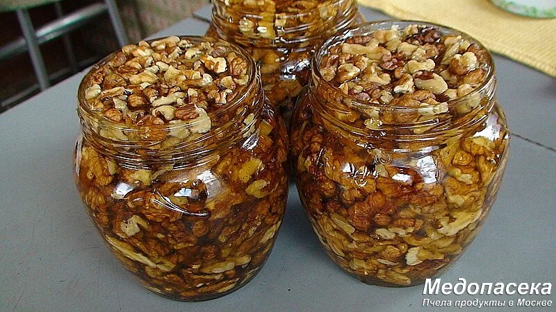 мед с орешками и сухофруктами. рецепт как сделать орехи в меду. мёд с орехами и сухофруктами. орехи в меду в банке. грецкие шарики с медом.