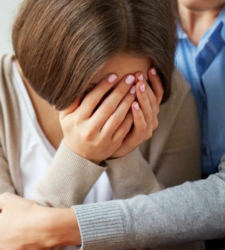 Поддержка психолога. Горе утрата. Психологическая поддержка. Психолог плачет. Утешение.