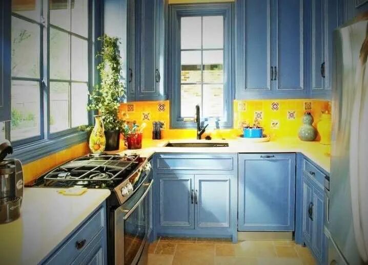 Интерьер голубой с желтым кухни фото дизайн 13 gorgeous kitchen designs we're coveting right now Canadian Living Bistro kitc