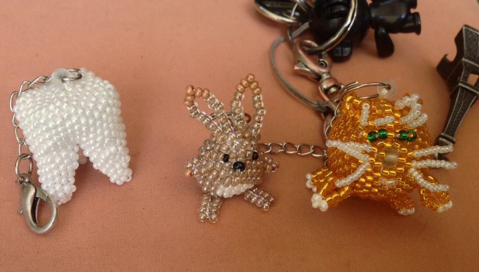 брелок из бисера. брелки из бисера. брелки из бисера для мужчин. брелки из бисера. объемный брелок из бисера.