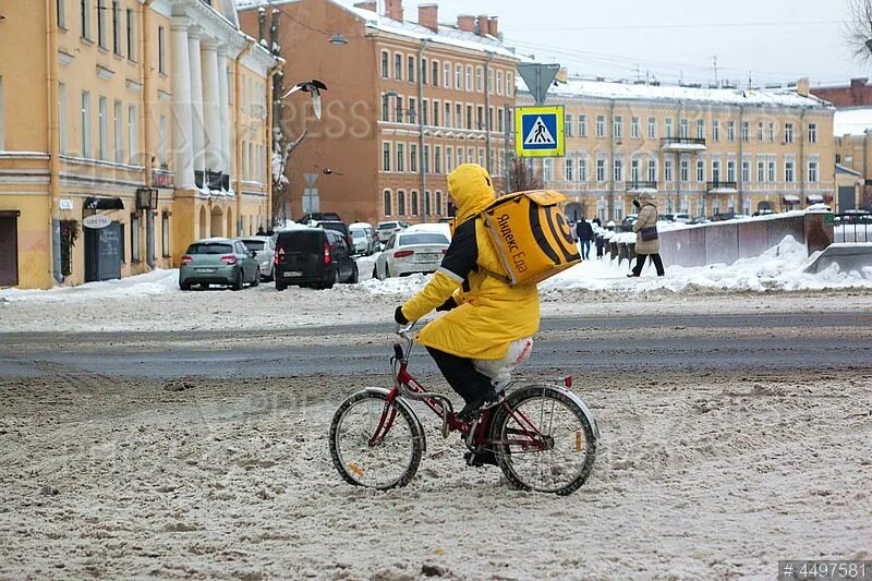 Хабаровск везет курьер. Доставщик еды на велосипеде зимой. Курьер на велосипеде зимой.
