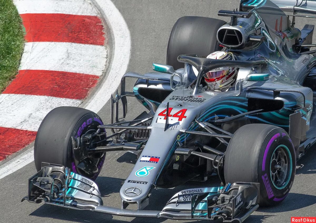 Mercedes petronas f1 2020. Mercedes amg f1 2022. Mercedes f1 w09. Мерседес f1 2022 рассел. Mercedes w12 f1 2021.