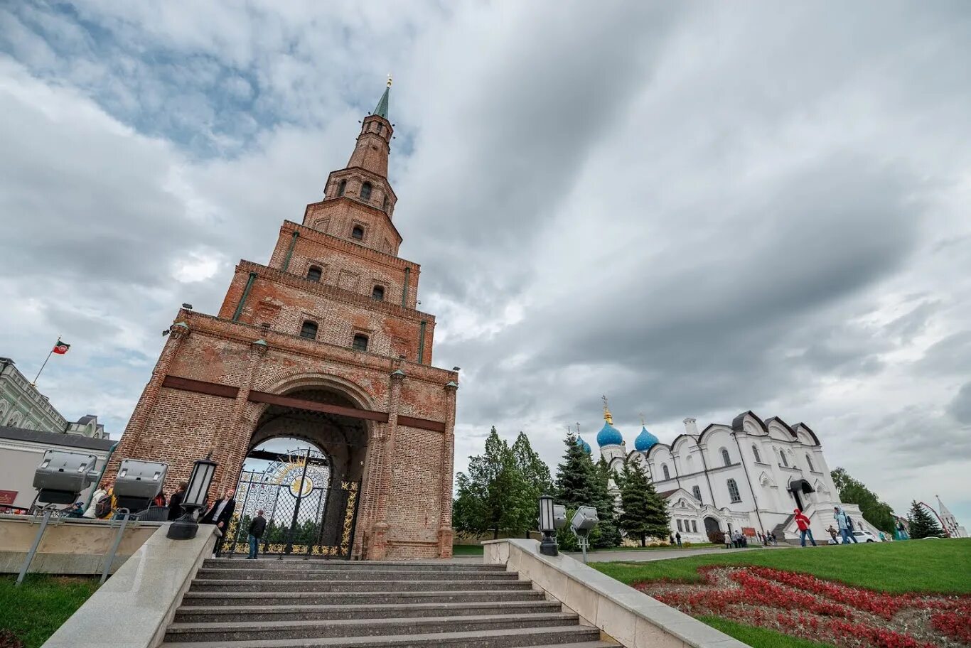 Падающая башня сююмбике. Останкинская телебашня 50 лет. Здание останкинской телебашни. Останкинская башня в москве. Смотровая башня средневекового замка.