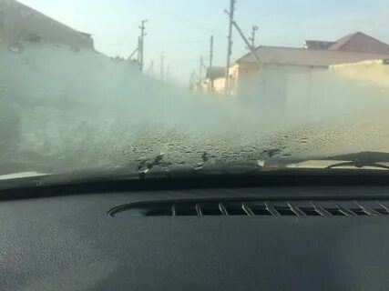 Потеет лобовое стекло летом