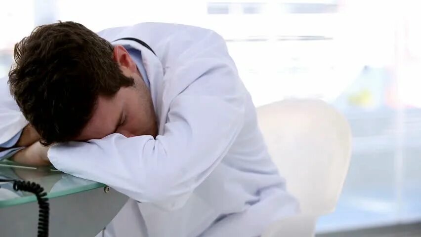 Утро врача в больнице. Сон студента медика. Усталость врача.