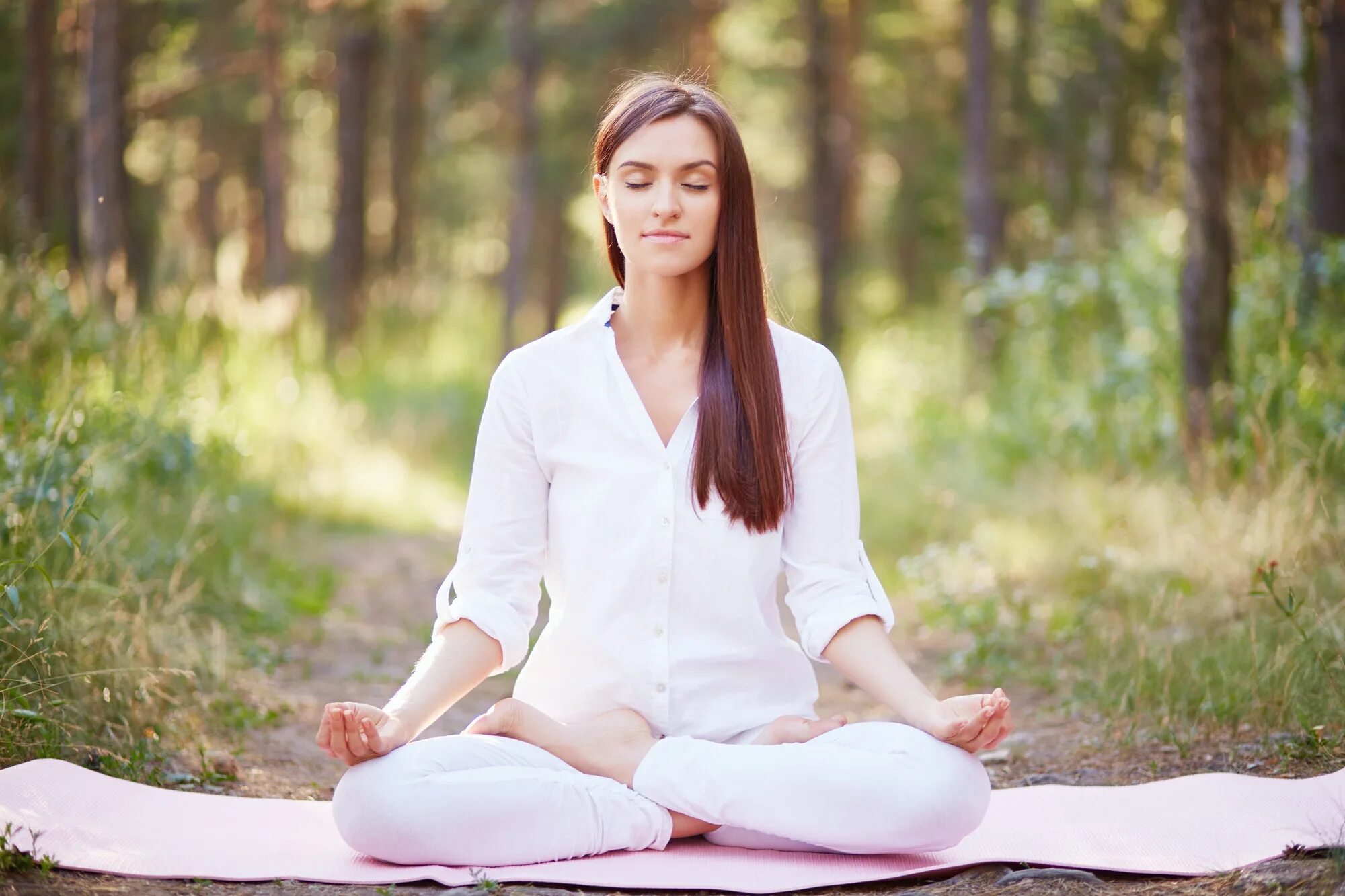 Meditation ru. Девушка медитирует. Медитация девушка. Йога на природе. Девушка в позе лотоса.