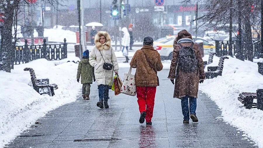 В чем ходят в Москве сейчас по погоде женщины. Дождь в декабре Москва 2019. В чем ходят москвичи весной?. Дождь в Москве.