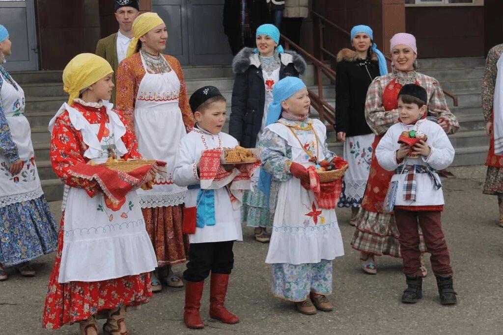 Татарский праздник Навруз байрам. Науруз праздник татарского. Весенний праздник Навруз в Татарстане. Народные гуляния в Казани. Весенний праздник у татар