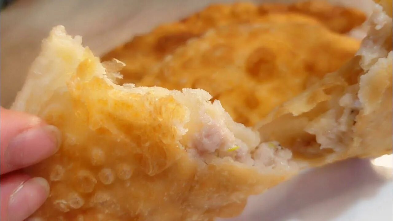 Фарш на чебуреки с пузырьками хрустящее. Вкусное тесто на чебуреки с пузырьками хрустящее. заварное тесто на чебуреки с пузырьками хрустящее. тесто пузырчатое на чебуреки хрустящее пузырчатое. чебуреки пузырчатые хрустящие тонкие сочные.