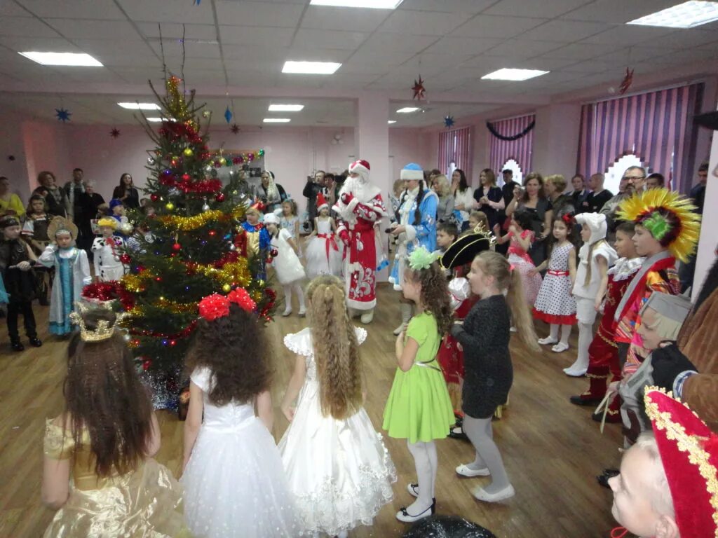 Школьники новый год школа. Утренник в 1 классе на новый год. Какого числа утренник в школе. Дети на школьном утреннике. Новогодние утреникив школе.