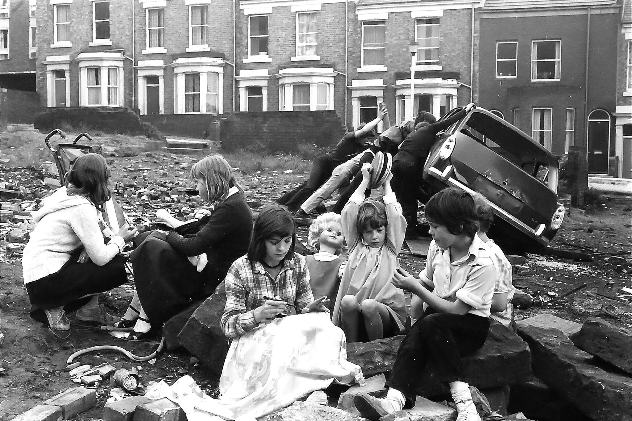 Кризис 1960 1970. Англия в 80 е годы. Англия 1970-е годы. Великобритания в 70-е годы. Трущобы в Англии 60 е.