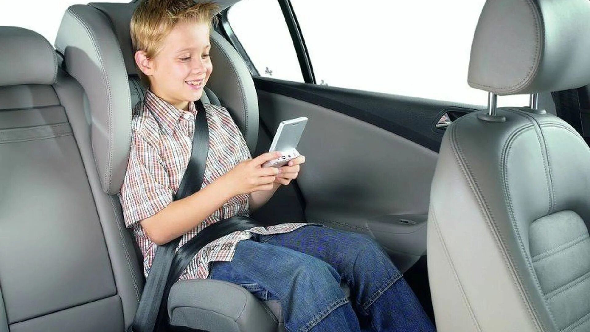 Безопасность ребенка на заднем сидение автомобиля. Встроенное детское кресло Пассат б6. Встроенные детские кресла в автомобиле. Встроенное детское кресло для авто. Пассажир автомобиля.